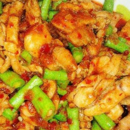 หมูพริกแกงเผ็ดถั่วยาวเป็นกับ