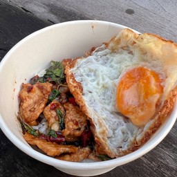 จับคู่สุดคุ้ม กะเพราหมูชิ้น+ไข่ดาว