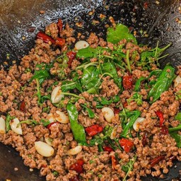 กระเพราเนื้อ ( กับข้าว )