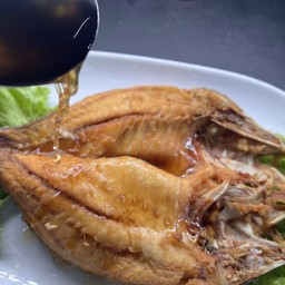 ปลากะพงทอดราดน้ำปลา