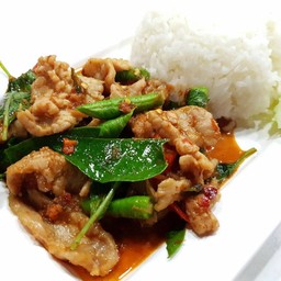 ผัดพริกแกงหมู ราดข้าว