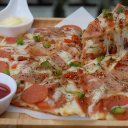 โรตีพิซซ่า (แฮม+ไส้กรอก)