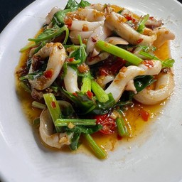 ปลาหมึกผัดแดงเด็ด