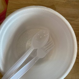 ถ้วยโฟมและช้อน