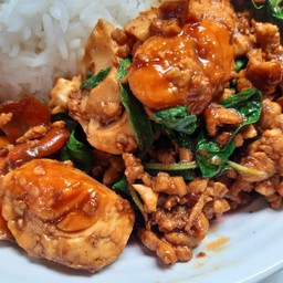 ข้าวกระเพราไข่เค็ม