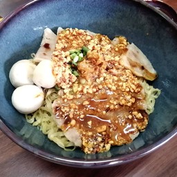 ก๋วยเตี๋ยวต้มยำแห้งเอ็นหมูหมูแผ่น ลูกชิ้น
