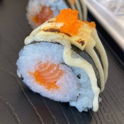 ข้าวห่อแซลมอนไข่กุ้งเบิร์นชีส