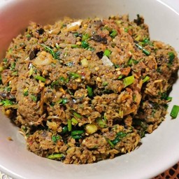 ลาบหลนปลาดุก พร้อมชุดผัก