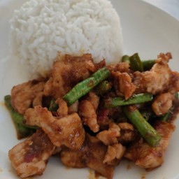 ผัดพริกแกง ราดข้าว