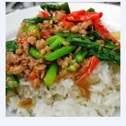 ผัดคะน้า ราดข้าว