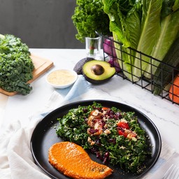 สลัดผักเคลและซอสมะเขือเพสโต้