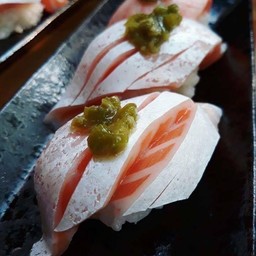 ซูชิท้องแซลมอน