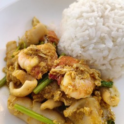 ผัดผงกระหรี่ ราดข้าว