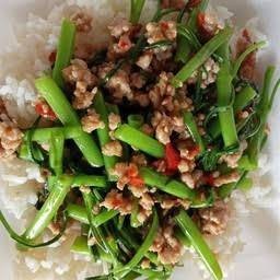 ผัดผักบุ้ง ราดข้าว