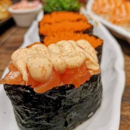 ซูชิแซลมอนซอสไข่กุ้ง