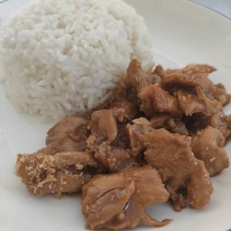 ผัดกระเทียมพริกไทย ราดข้าว