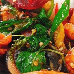 กะเพราไข่เยี่ยวม้าหมูกรอบราดข้าว(RBH 70B.)
