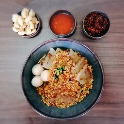 ก๋วยเตี๋ยวต้มยำเอ็นหมู หมูแผ่น ลูกชิ้น