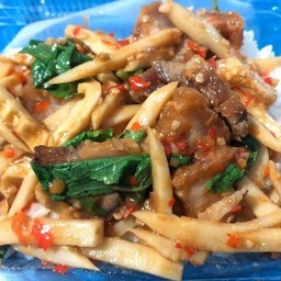 ข้าว กระเพราพริกแห้งหน่อไม้