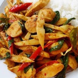 ข้าวผัดพริกสดหน่อไม้ลูกชิ้นเนื้อ+ไข่ดาว