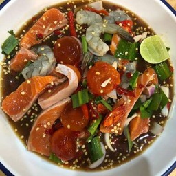 ยำปลาแชลม่อน  กุ้งสด  ใข่แดง