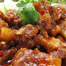 ข้าว หมู3ชั้นทอด ผัดน้ำพริกเผา หอมใหญ่ ใบโหระพา