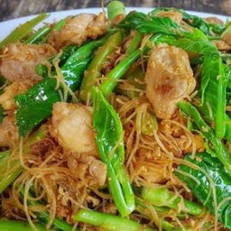 เส้นหมี่ผัดซีอิ้วไก่