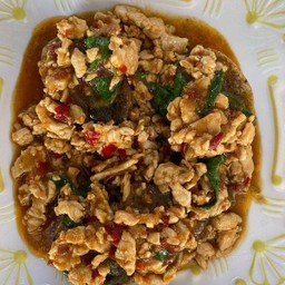 กะเพราไก่ไข่เยี่ยวม้่า