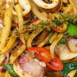 พริกแกง หน่อไม้ ปลาหมึก เป็นกับข้าว ฟรีข้าว 1ถุง