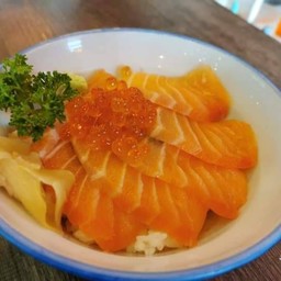 ข้าวหน้าปลาแซลมอนกับไข่ปลาแซลมอน