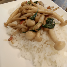 กะเพรา เห็ดชิเมจิ