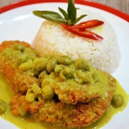 ข้าวไก่ทอดราดซอสแกงเขียวหวาน