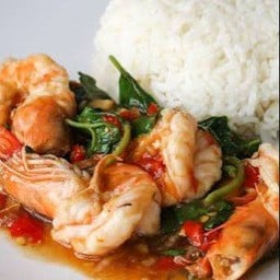 กระเพรากุ้งราดข้าว