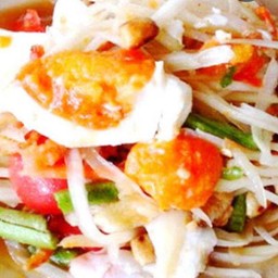 ส้มตำไทยใส่ไข่เค็ม