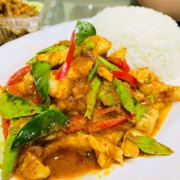 ข้าวผัดพริกแกงไก่