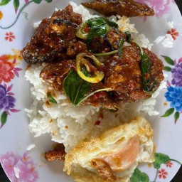 ข้าวผัดพริกแกงปลาดุกทอด_ไข่ดาว
