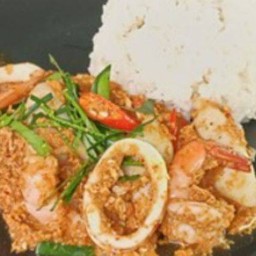 ข้าวราดห่อหมกทะเลผัดใบโหระพา