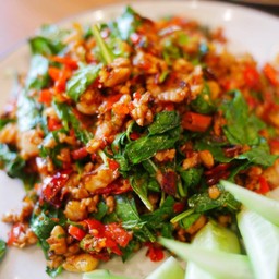 หมูสับคั่วพริกแห้งโหระพา