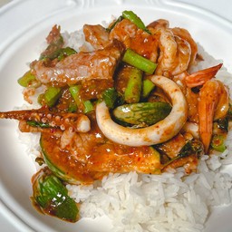 ผัดพริกแกงรวม (หมู+หมึก+กุ้ง)