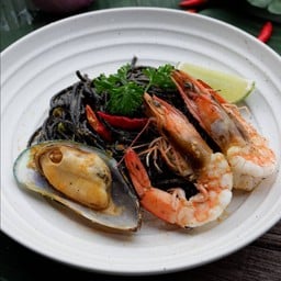 สปาเก็ตตี้หมึกดำต้มยำครีมทะเล