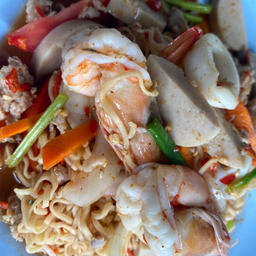 ยำมาม่ารวมมิตร หมูสับ/ปลาหมึก/กุ้ง/หมูยอ