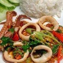 กระเพราปลาหมึกราดข้าว