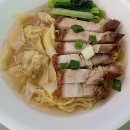 บะหมี่เกี๊ยวหมูกรอบ