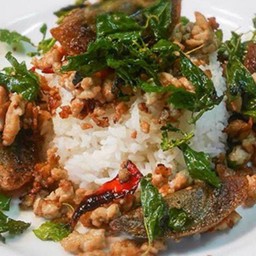 ข้าวกระเพราไก่ไข่เยี่ยวม้า