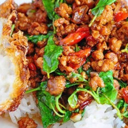 ข้าวกะเพราไก่สับไข่ดาว