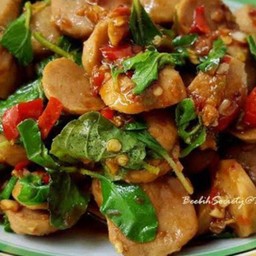 ข้าวผัดกะเพราลูกชิ้นไข่ดาว