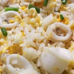 ข้าวผ้ดปลาหมึก