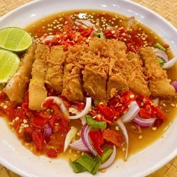 ยำสามชั้นทอด