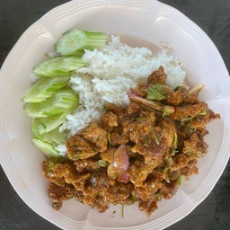ข้าวยำไก่กรอบแซ่บ