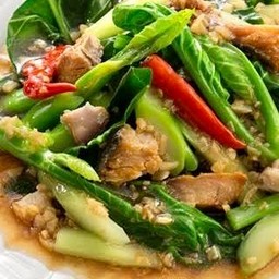 ผัดคะน้าปลาเค็ม กับข้าว